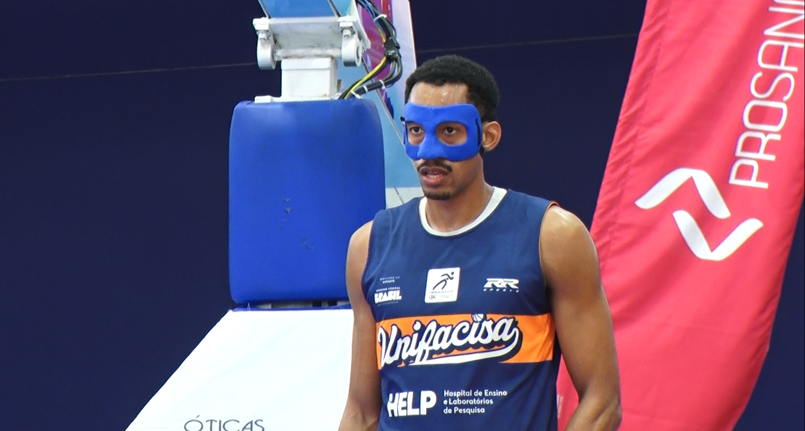 Rachel retorna à Unifacisa com máscara de proteção desenvolvida pelo NUTES  