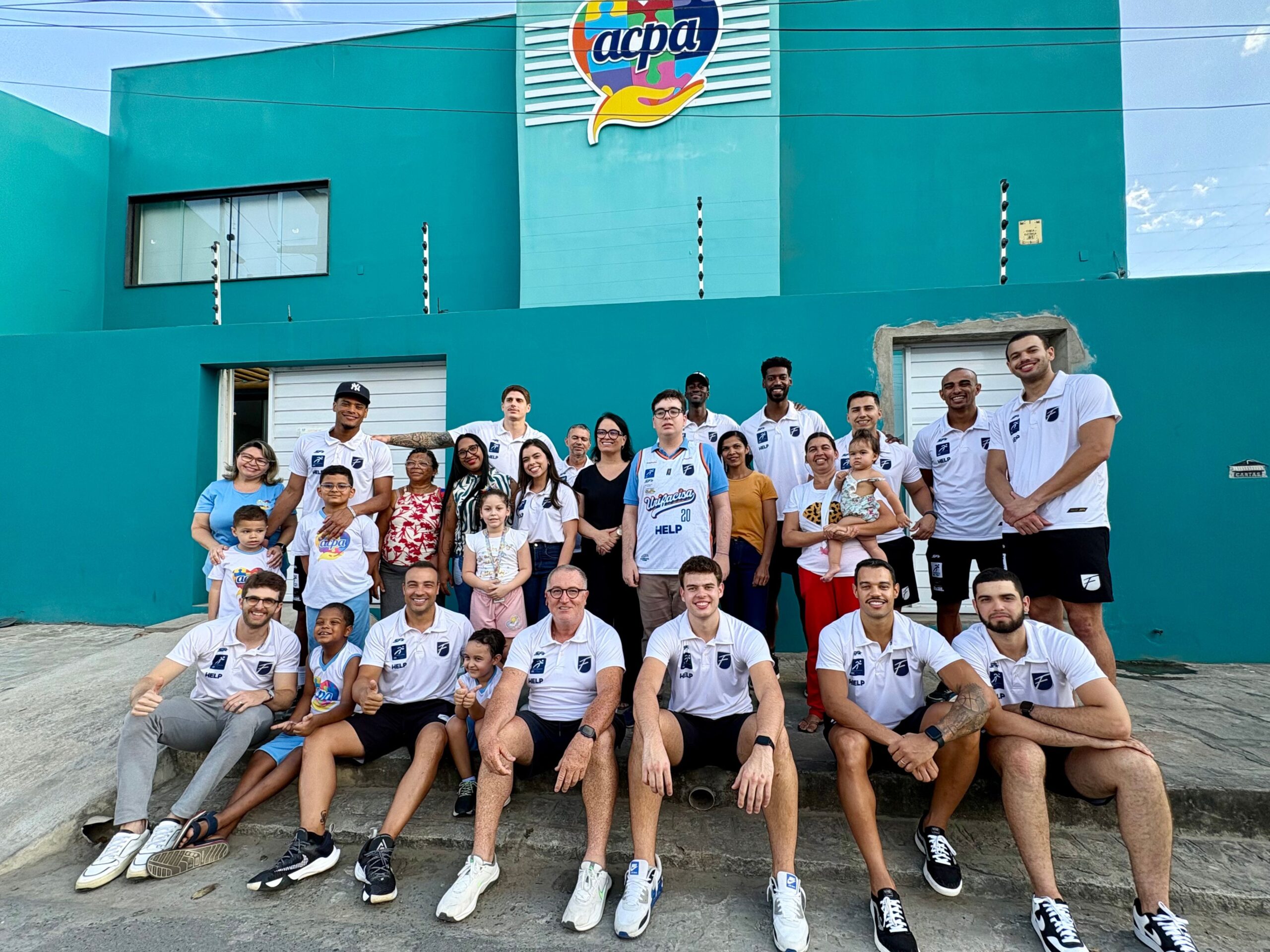 Basquete Unifacisa doa mais de meia tonelada de alimentos à Associação Campinense de Pais de Autistas, em Campina Grande (PB)