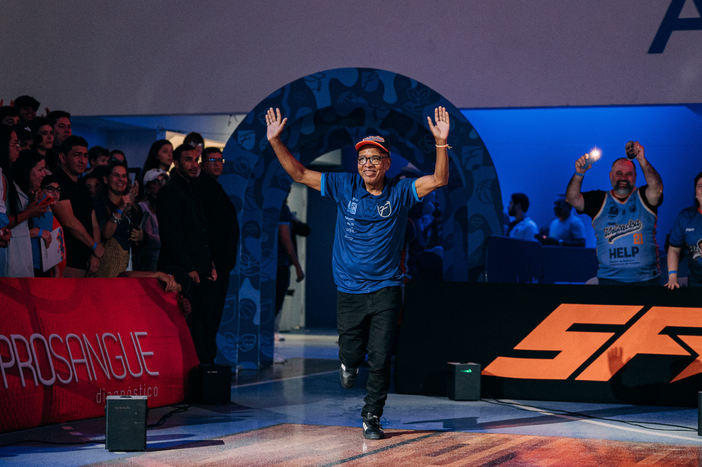 “Tudo o que eu faço é de coração”: conheça Nena, massagista que há 12 anos ajuda a escrever a história do Basquete Unifacisa 